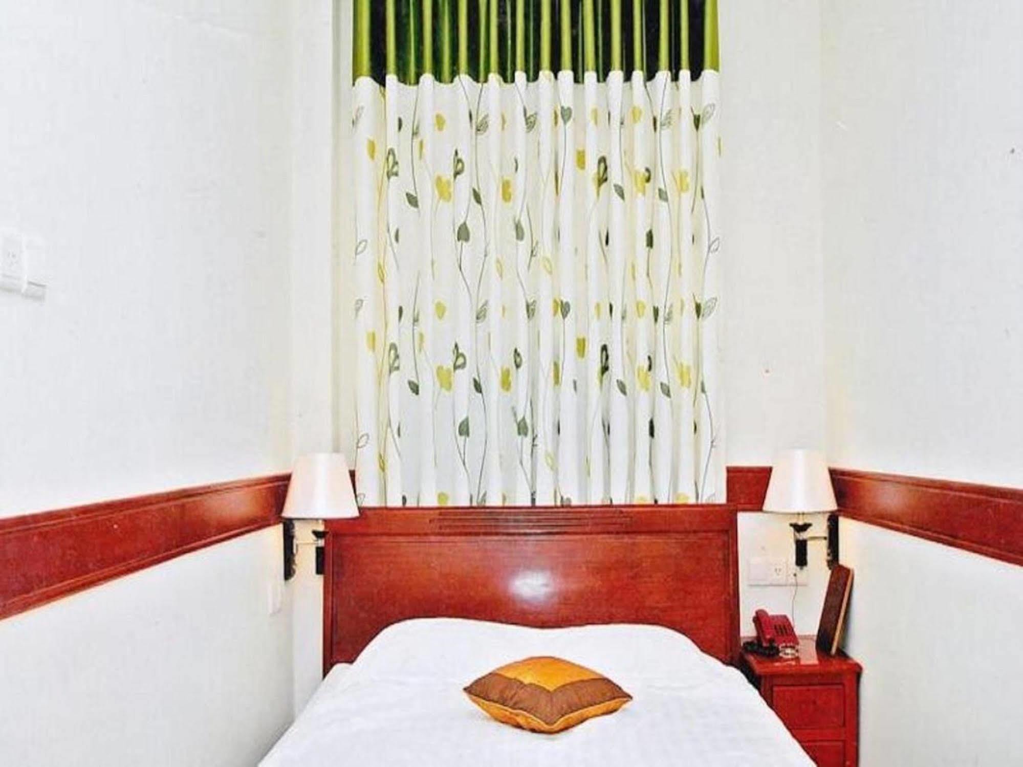 Hoang Thanh Thuy Airport Hotel 1 - Gan Am Thuc Dem Cho Hoang Hoa Tham Хошимин Экстерьер фото